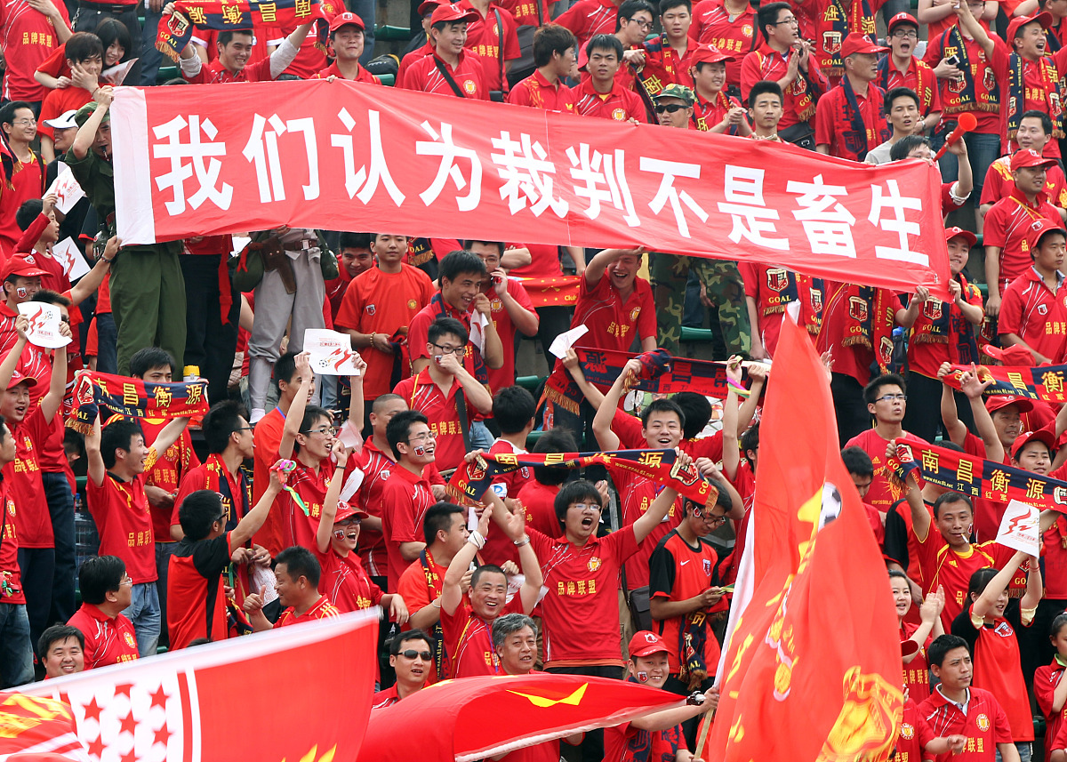 包含责任心足球友谊赛场上演，中国队展现斗志的词条